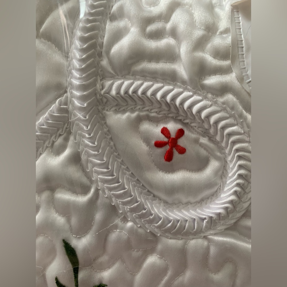 New Red Roses White Satin Embroidered Quilted Bedspread Full Double - Picture 12 of 16